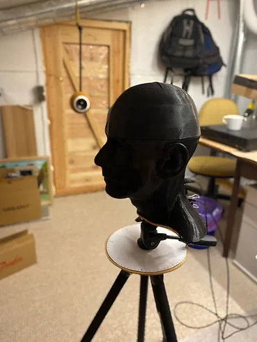 Measuring rig for different arrival angles on the binaural head