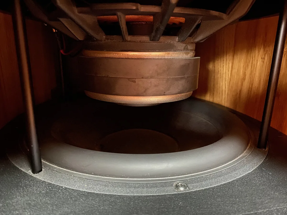 Pic.3 Subwoofer mounting with metal rods